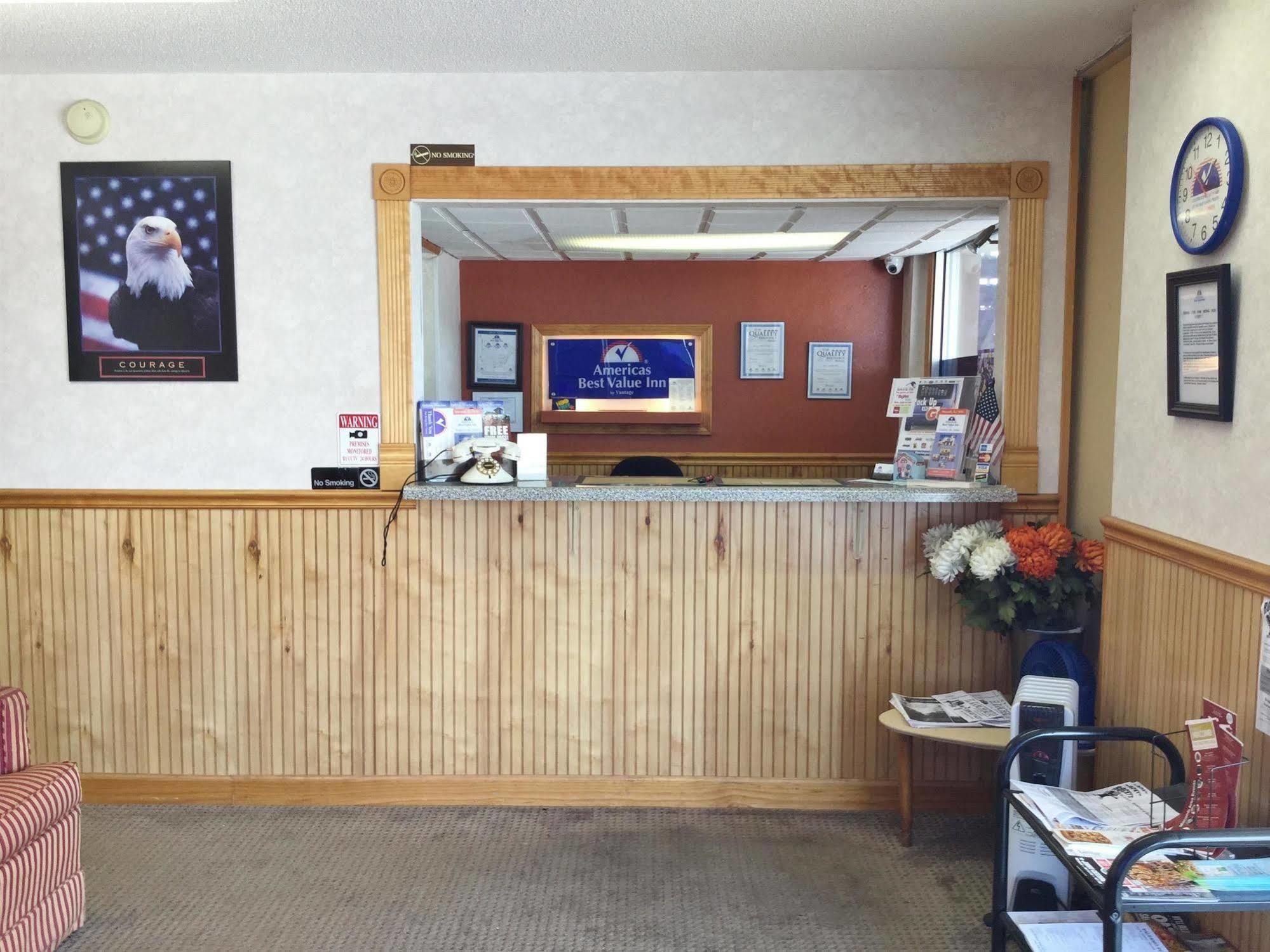 Americas Best Value Inn Macomb Exterior foto