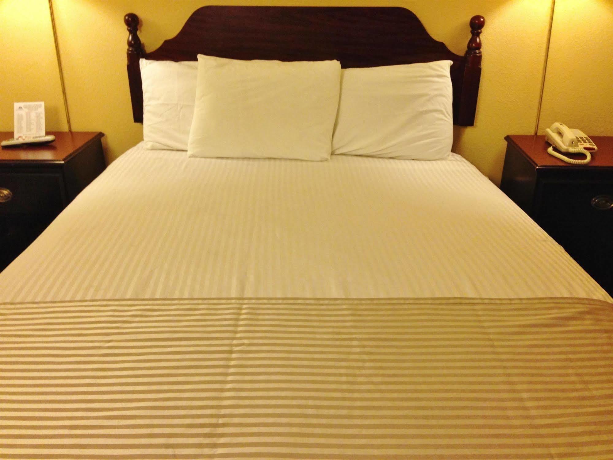 Americas Best Value Inn Macomb Exterior foto